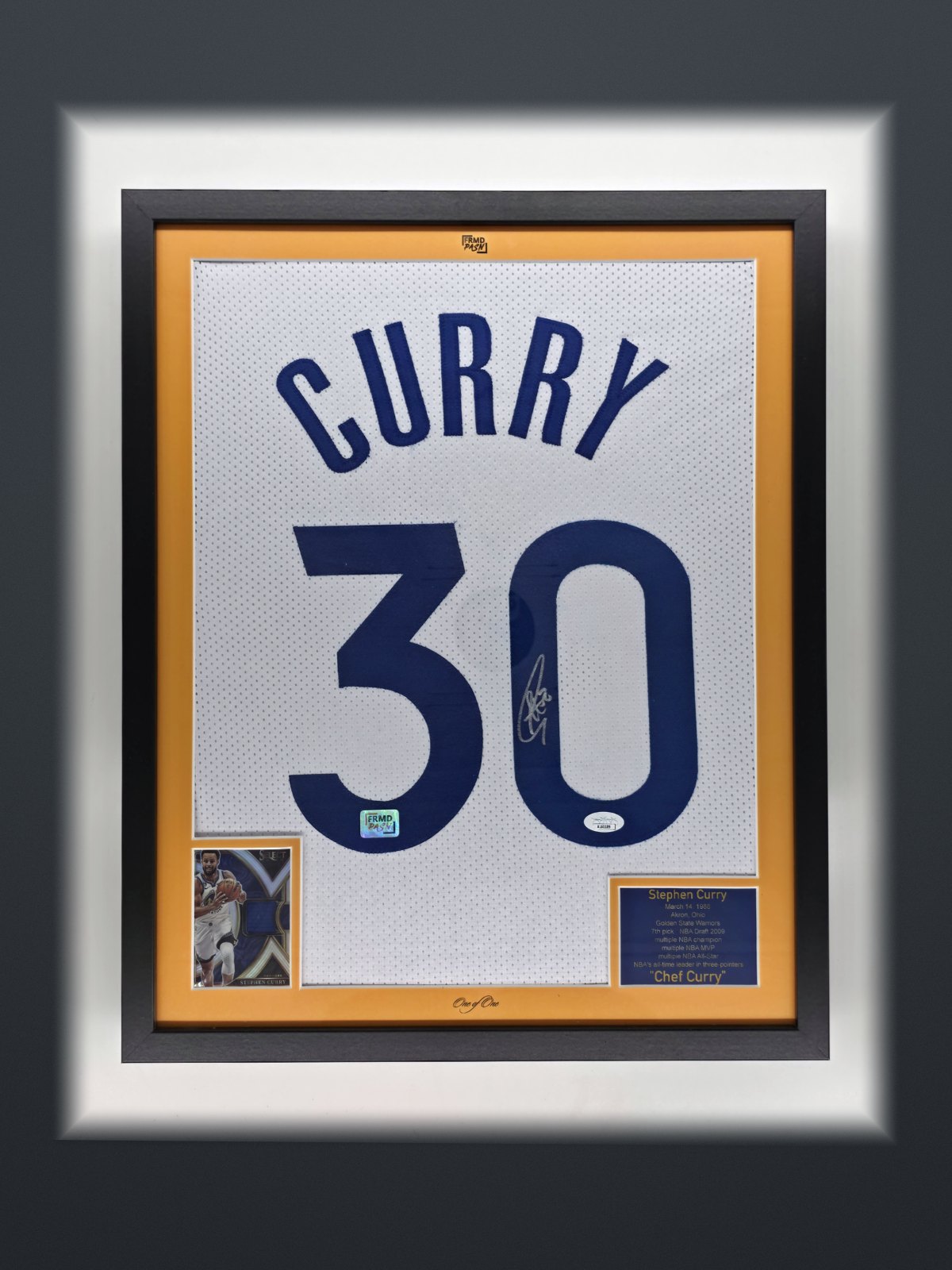 Stephen Curry Golden State Warriors – signiertes Trikot (weiß), gerahmt mit Game-worn-Material Card