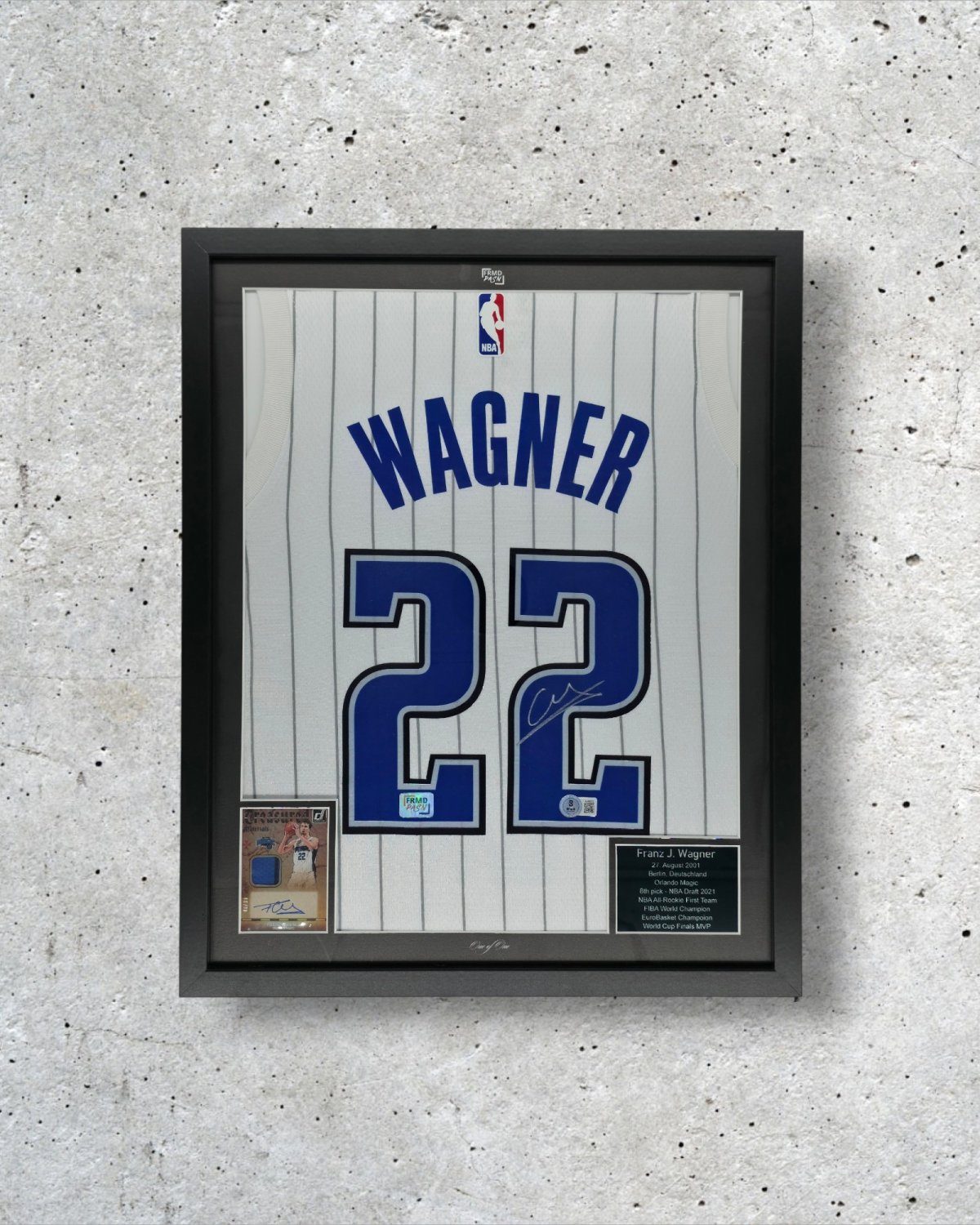 Signiertes Franz-Wagner-Trikot (Orlando Magic) mit Trading Card und Name Plate, Edition Regulate – individuell gerahmt von FRMD PASN